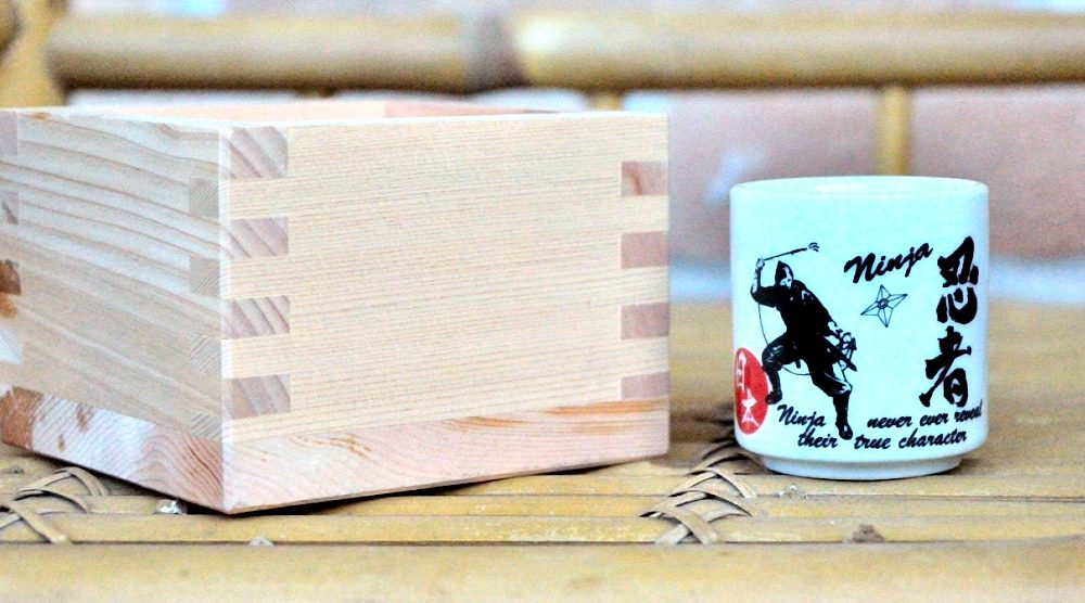 Masu con bicchiere da sake ninja