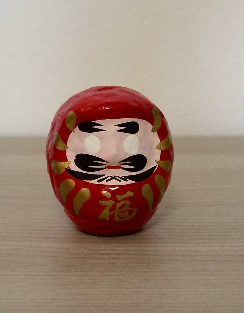 La Bambola Daruma, simbolo religioso che rappresenta un monaco buddista conosciuto proprio come Daruma in Giappone, si perché il monaco a cui si ispira questa bambola, è indiano e il suo vero nome è Bodhidharma.