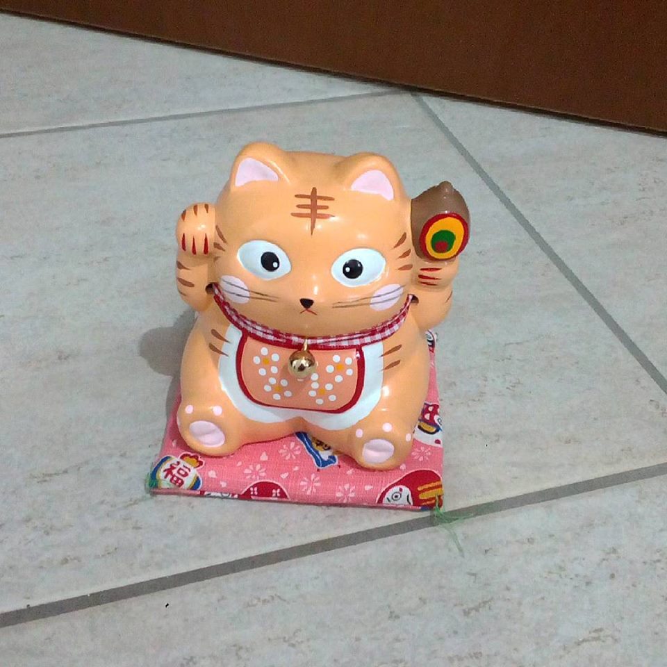 Salvadanaio Maneki Neko arancione in ceramica, made in Japan.