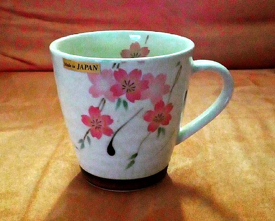 Tazza con manico rosa in ceramica, made in Japan.
