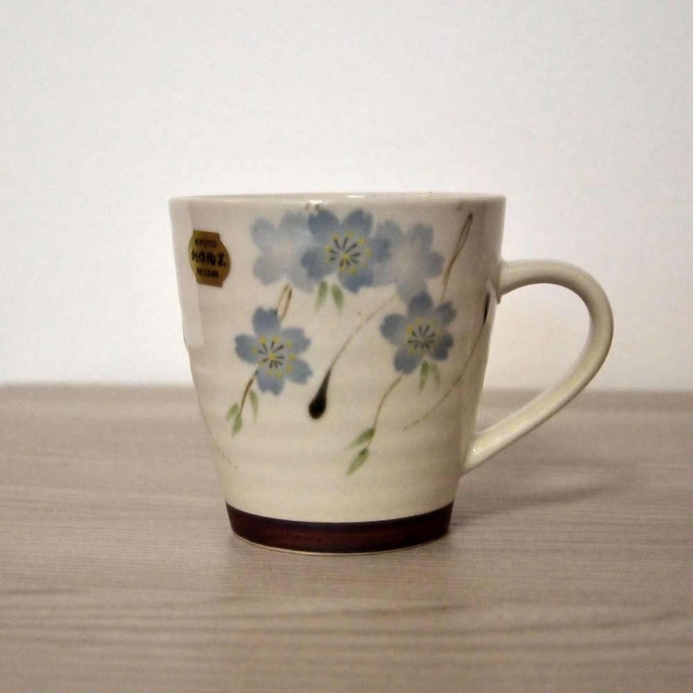 Tazza da te con manico e fiori azzurri, made in Japan.