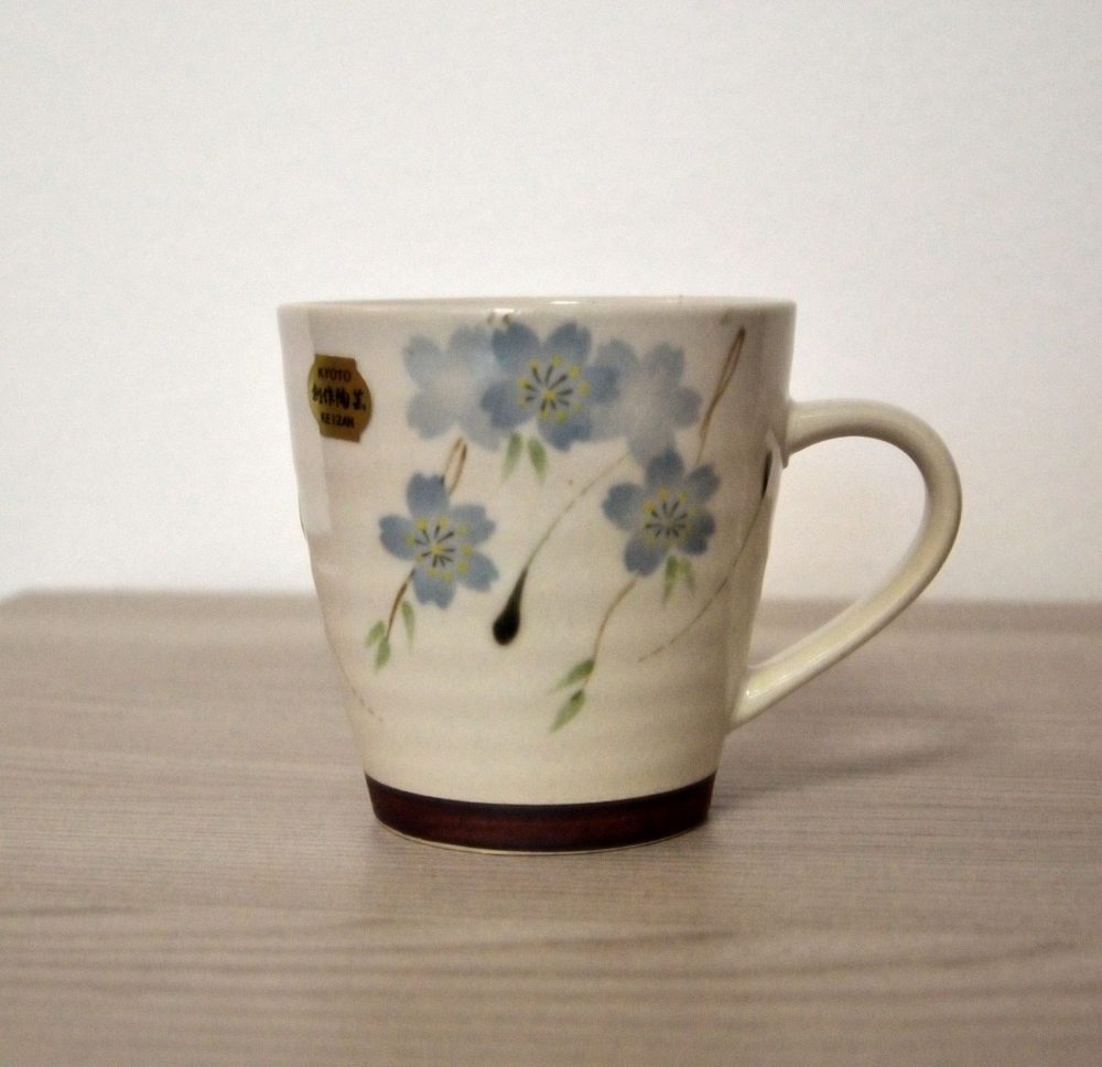 Tazza da te con manico e fiori azzurri, made in Japan.