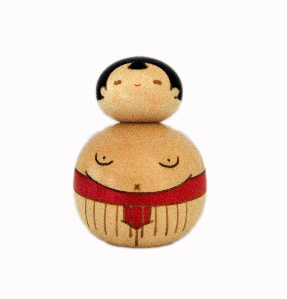 Quetsa kokeshi rappresenta un lottatore di sumo, lo sport nazionale del Giappone. Hanno i capelli raccolti in una coda chiamata oicho, il suo mawashi, particolare perizoma usato dai lottatori, è di colore rosso, dipinta a mano su legno.
