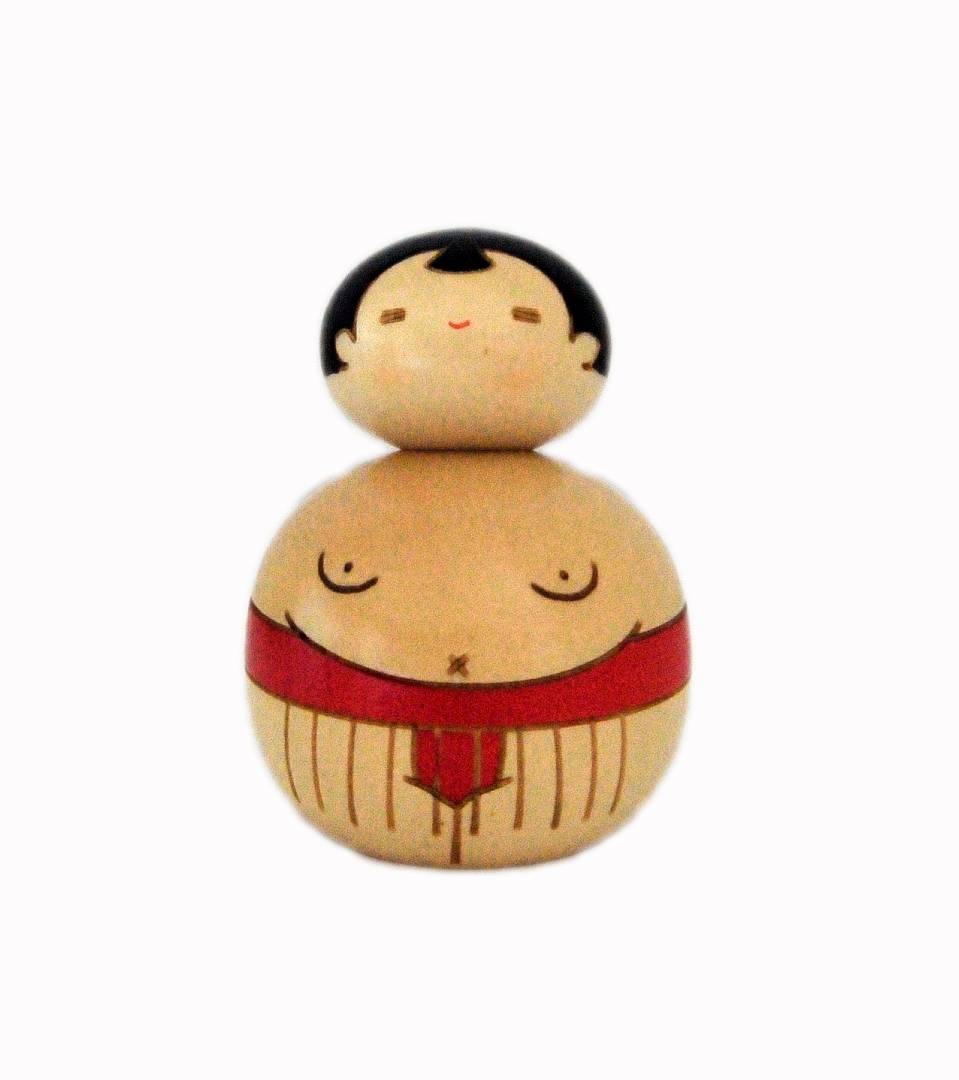 Quetsa kokeshi rappresenta un lottatore di sumo, lo sport nazionale del Giappone. Hanno i capelli raccolti in una coda chiamata oicho, il suo mawashi, particolare perizoma usato dai lottatori, è di colore rosso, dipinta a mano su legno.