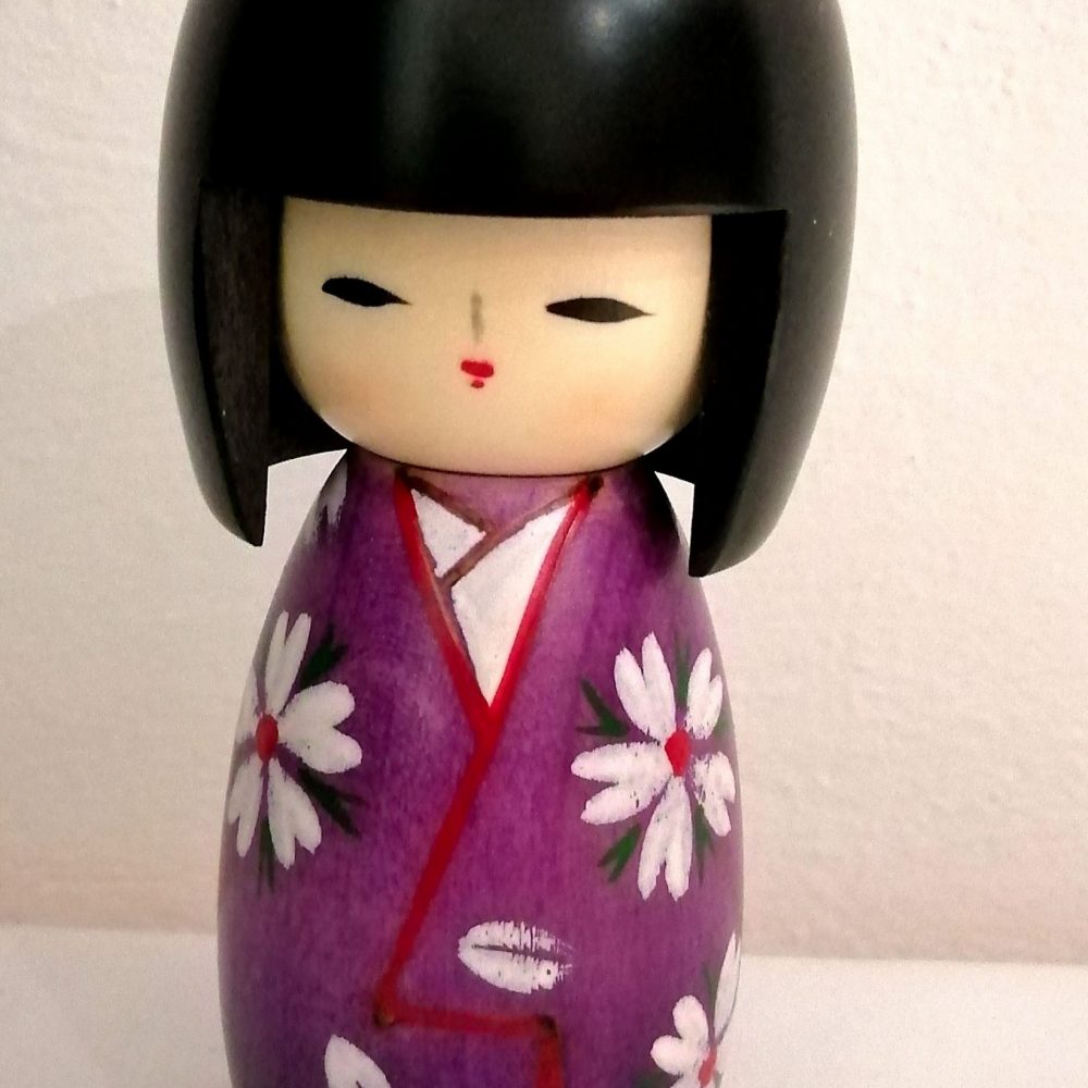 Kokeshi Yumeji, ovvero strada verso i sogni, dipinta a mano su legno.