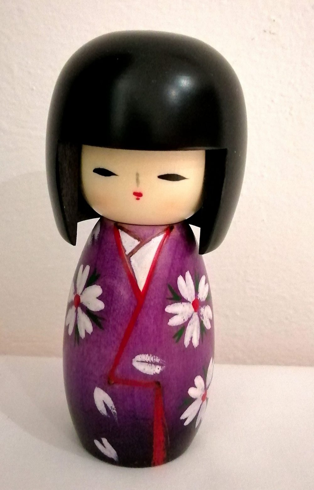 Kokeshi Yumeji, ovvero strada verso i sogni, dipinta a mano su legno.