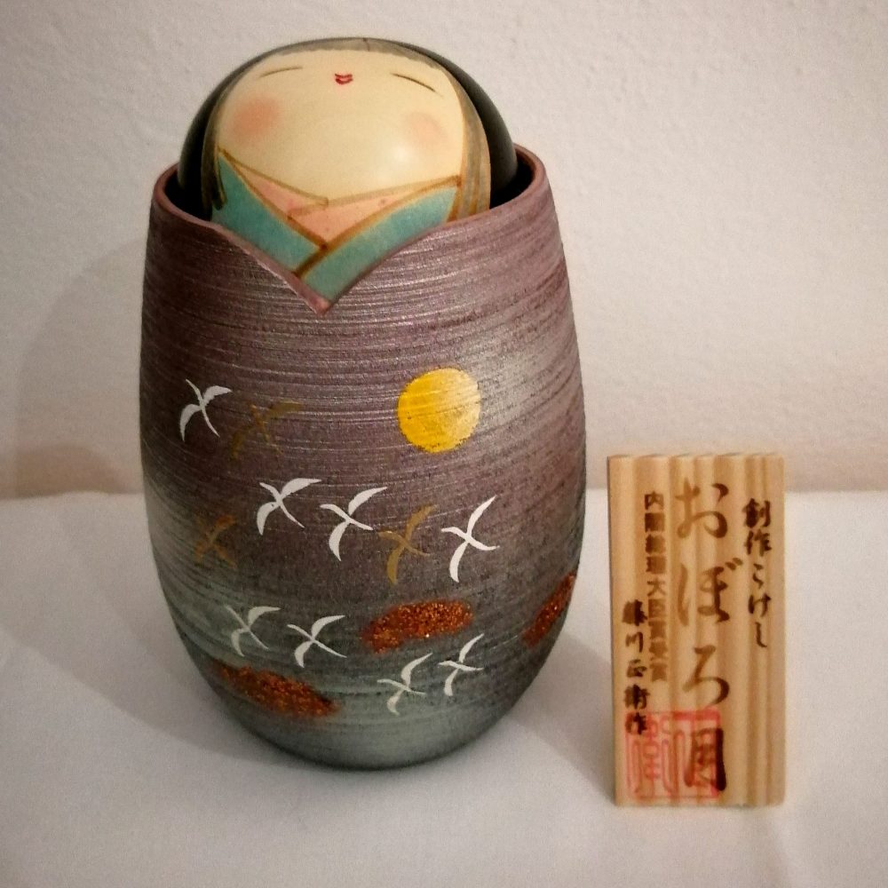 Kokeshi Oborotuki, luna addolorata, il suo significato è luna in una notte nebbiosa di primavera, dipinta a mano su legno.