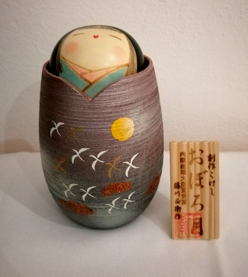 Kokeshi Oborotuki, luna addolorata, il suo significato è luna in una notte nebbiosa di primavera, dipinta a mano su legno.