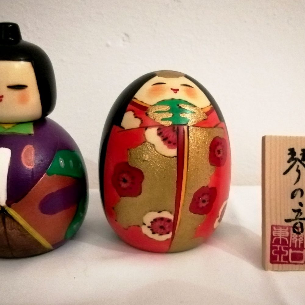 Coppia di Kokeshi kotonone creata dall'artista Toua ,Sekigichi, dipinta a mano su legno.