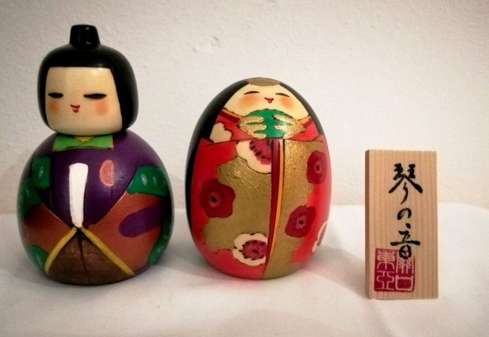 Coppia di Kokeshi kotonone creata dall'artista Toua ,Sekigichi, dipinta a mano su legno.