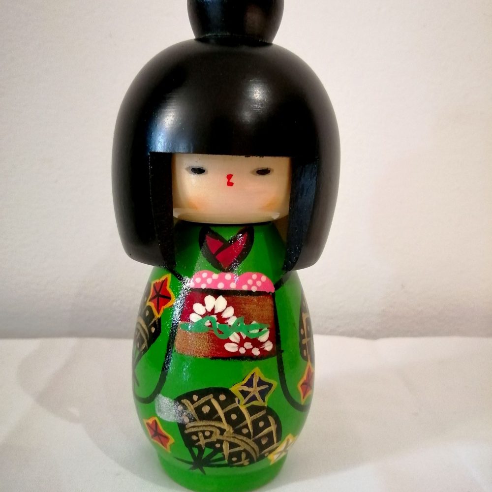 Kokeshi fiore di crisantemo, bambola dipinta a mano su legno.