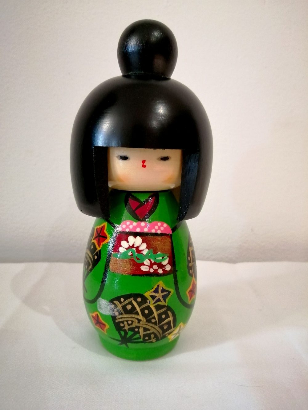 Kokeshi fiore di crisantemo, bambola dipinta a mano su legno.