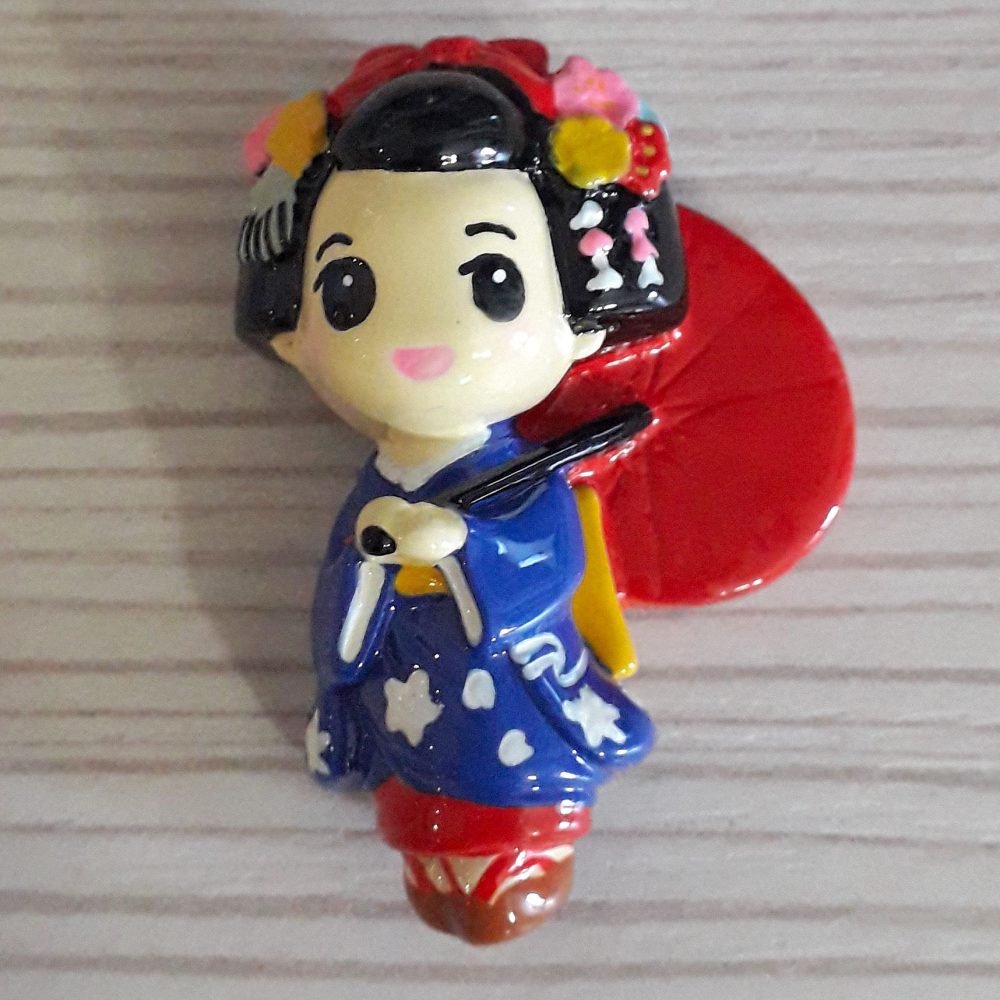 Calamita maiko blu con ombrellino rosso.
