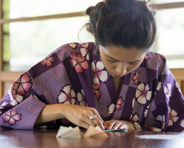 Artigianato giapponese - donna che piega origami