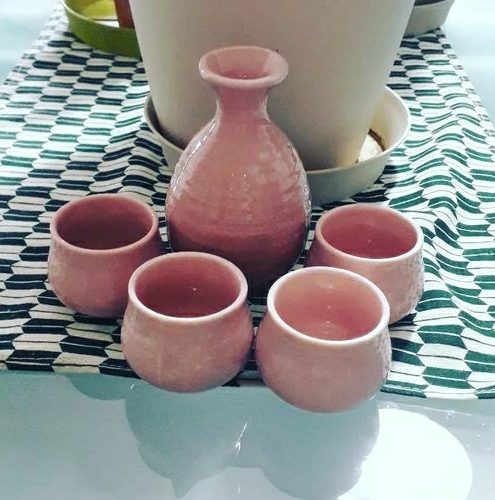 Set da sake rosa con quattro bicchieri