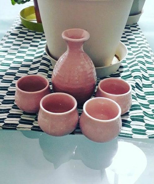 Set da sake rosa con quattro bicchieri