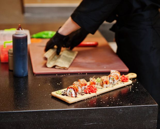 Accessori per sushi - cuoco prepara il sushi