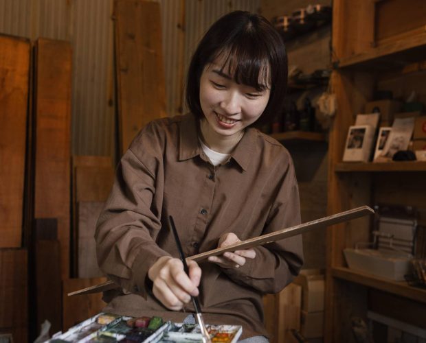 Oggettistica giapponese - artigiana al lavoro