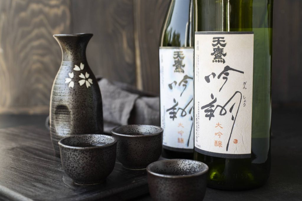 Liquore giapponese - Bottiglie di sakè con bicchieri