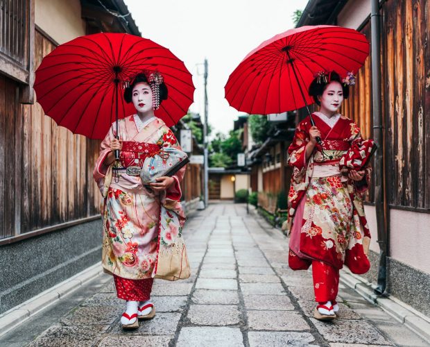 Abbigliamento giapponese - Donne con vestiti tradizionali