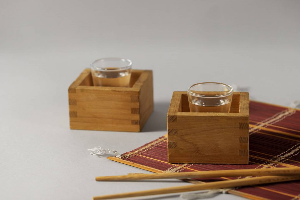 Masu giapponese con bicchierini di sakè