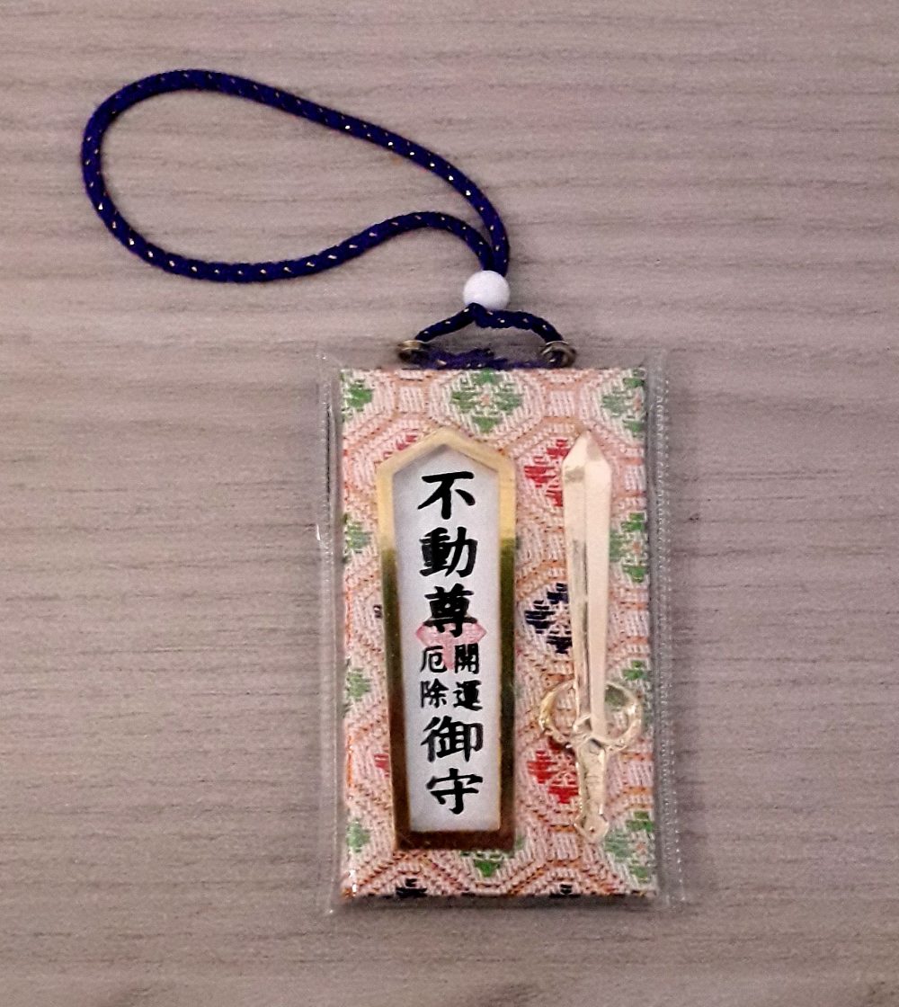 Gli o-mamori sono amuleti giapponesi dedicati a particolari divinità Shinto che ad icone buddiste. La parola giapponese mamori significa protezione, il prefisso onorifico o-da alla parola un significato movente verso l'esterno, ovvero "Tua protezione"