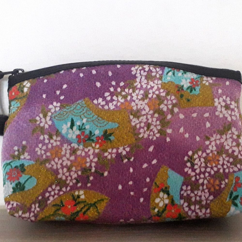 Pochette, o bustina porta tutto, in chirimene rayoin, stoffa giapponese con cui vengono fatti i kimono, o molto utilizzata per altri oggetti.