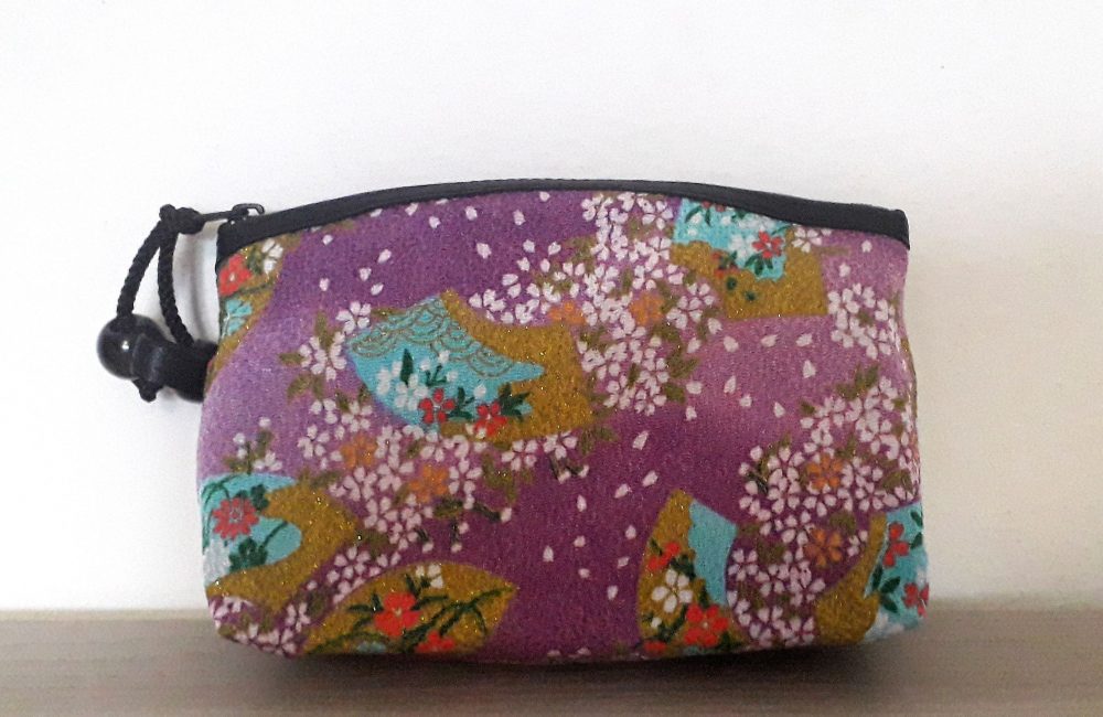 Pochette, o bustina porta tutto, in chirimene rayoin, stoffa giapponese con cui vengono fatti i kimono, o molto utilizzata per altri oggetti.