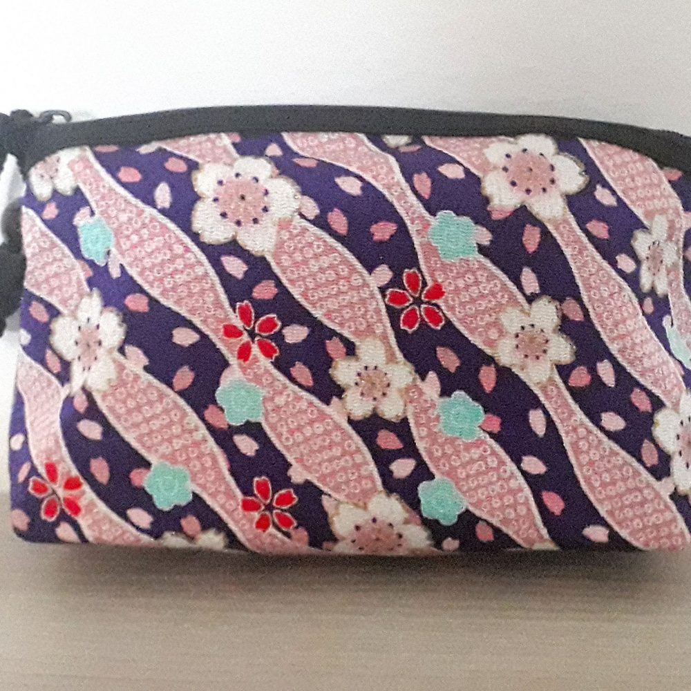 Pochette, o bustina porta tutto, in chirimene rayoin, stoffa giapponese con cui vengono fatti i kimono, o molto utilizzata per altri oggetti.