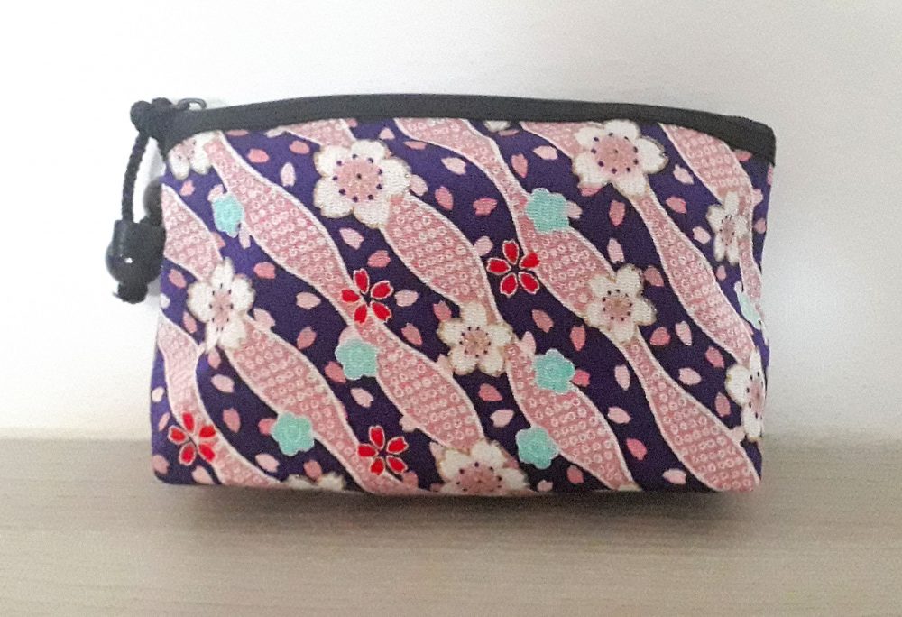 Pochette, o bustina porta tutto, in chirimene rayoin, stoffa giapponese con cui vengono fatti i kimono, o molto utilizzata per altri oggetti.