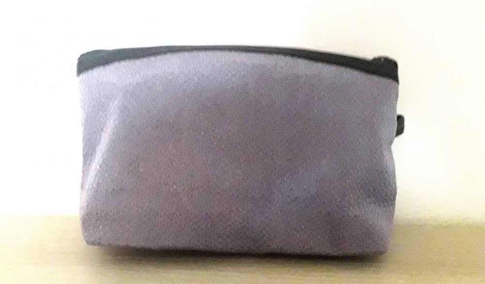 Pochette, o bustina porta tutto, in chirimene rayoin, stoffa giapponese con cui vengono fatti i kimono, o molto utilizzata per altri oggetti.