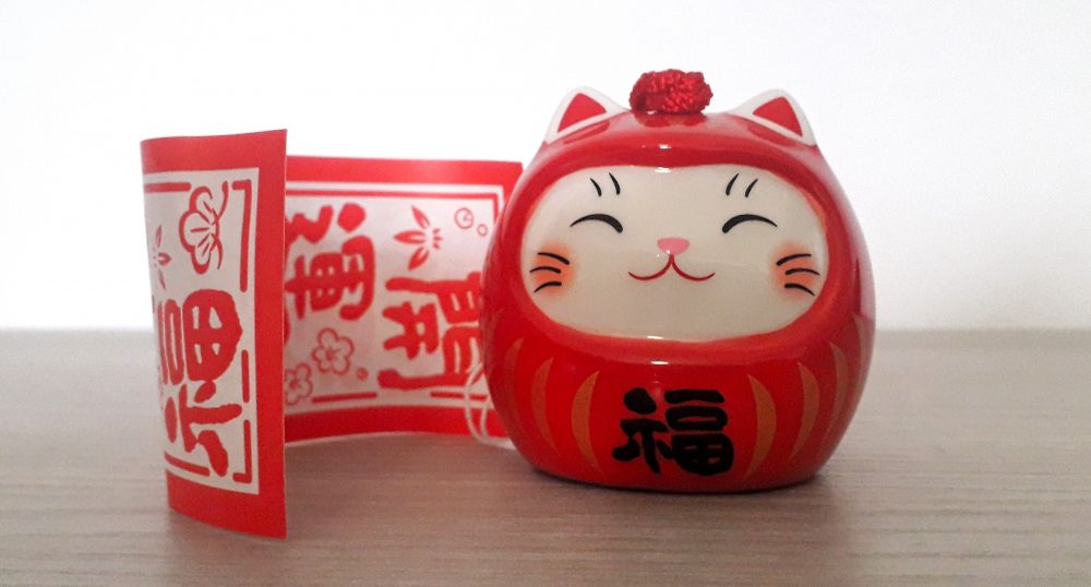 Furin daruma maneki neko rosso in ceramica