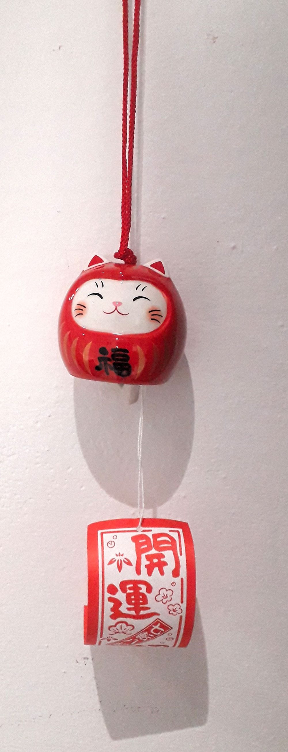 Furin daruma maneki neko rosso in ceramica