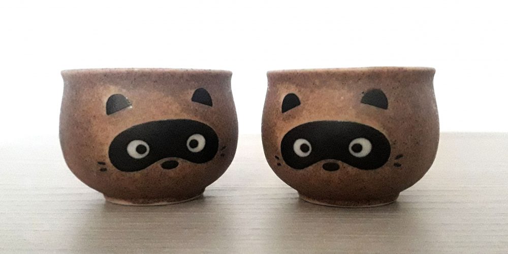 Bicchieri da sake marroni con faccia da tanuki, cane procione