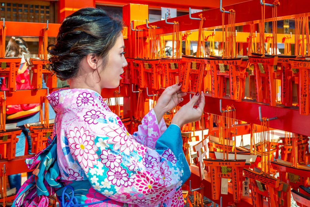 Omamori giapponesi - Donna sceglie il suo portafortuna