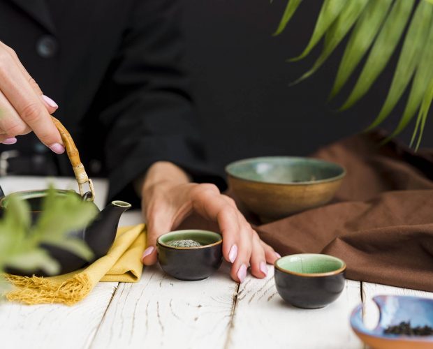 Il tè verde giapponese - Donna che versa il tè