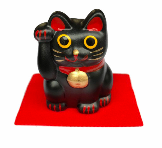 Gattino giapponese, Maneki Neko, tipico  porta fortuna, spesso utilizzato anche nelle attività commerciali per attirare clienti, fortuna e denaro, in base alla zampa che tiene alzata. Questo Neko ha i colori classici, nero con con un collare rosso, ha la zampa sinistra alzata, il chè significa che richiama la felicità.