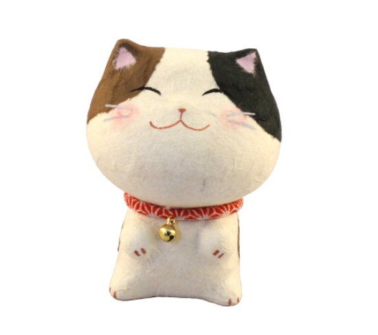 Gatto calico, ovvero bianco con macchie, ha un espressione molto dolce, creato in carta giapponese  e indossa un collare rosso con un campanellino . Un sorriso che mette tanta allegria, e se lo terrete in casa con voi vi porterà tanta fortuna.