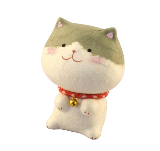 Maneki Neko bianco con macchie grigie, in carta giapponese, indossa un collare rosso con un campanellino. Ha un'espressione davvero dolce e sorridente, porterà tanta allegria nelle vostre casa, ma anche tanta fortuna e ottima salute.
