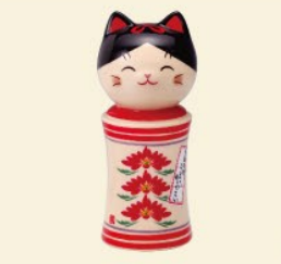 Questa è una Kokeshi con il busto allungato come quelle tradizionali, ma con la testa a forma di maneki neko e in ceramica anziché legno. Come da tradizione il maneki neko porta fortuna e denaro in Giappone.