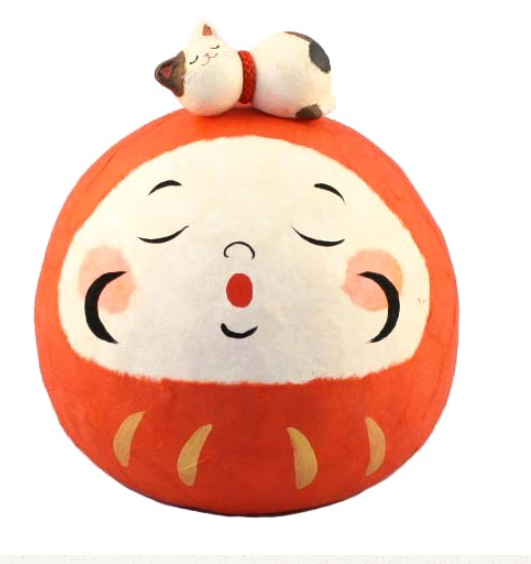 Bellissimo daruma con in testa un neko che dorme, in carta giapponese. Un porta fortuna doppio, due delle più conosciute storie del Giappone. Il daruma è il simbolo della pazienza e la leggenda narra la storia di un monaco Buddista che rimase seduto su di una roccia fino a che il suo desiderio non si realizzò.