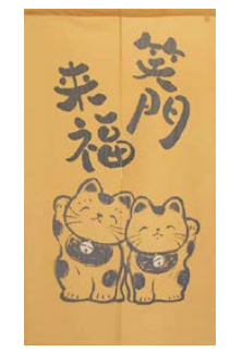 Noren coppia Maneki Neko di colore senape molto simpatica ma anche minimale, non troppo disegnata, se non per la presenza dei maneki neko, da appendere in casa ad una parete o come tenda per dividere una stanza da un’altra, o ancora come tenda da finestra.