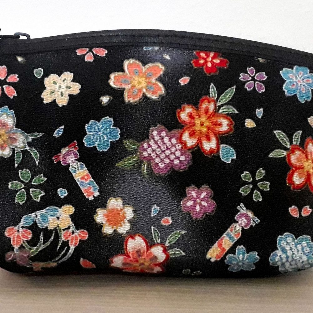 Pochette, o bustina porta tutto, in chirimene rayoin, stoffa giapponese con cui vengono fatti i kimono, o molto utilizzata per altri oggetti. Apertura con una comoda zip, può essere usata come porta trucchi, come pochette per una serata speciale, o anche da tutti i giorni, o come porta oggetti all'interno della borsa.