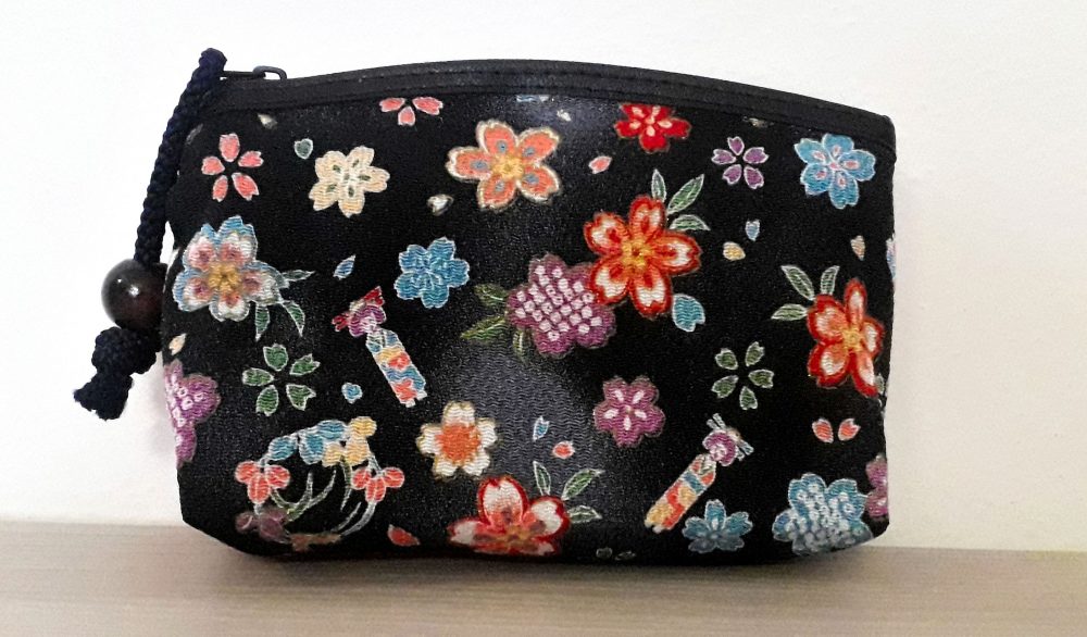 Pochette, o bustina porta tutto, in chirimene rayoin, stoffa giapponese con cui vengono fatti i kimono, o molto utilizzata per altri oggetti. Apertura con una comoda zip, può essere usata come porta trucchi, come pochette per una serata speciale, o anche da tutti i giorni, o come porta oggetti all'interno della borsa.