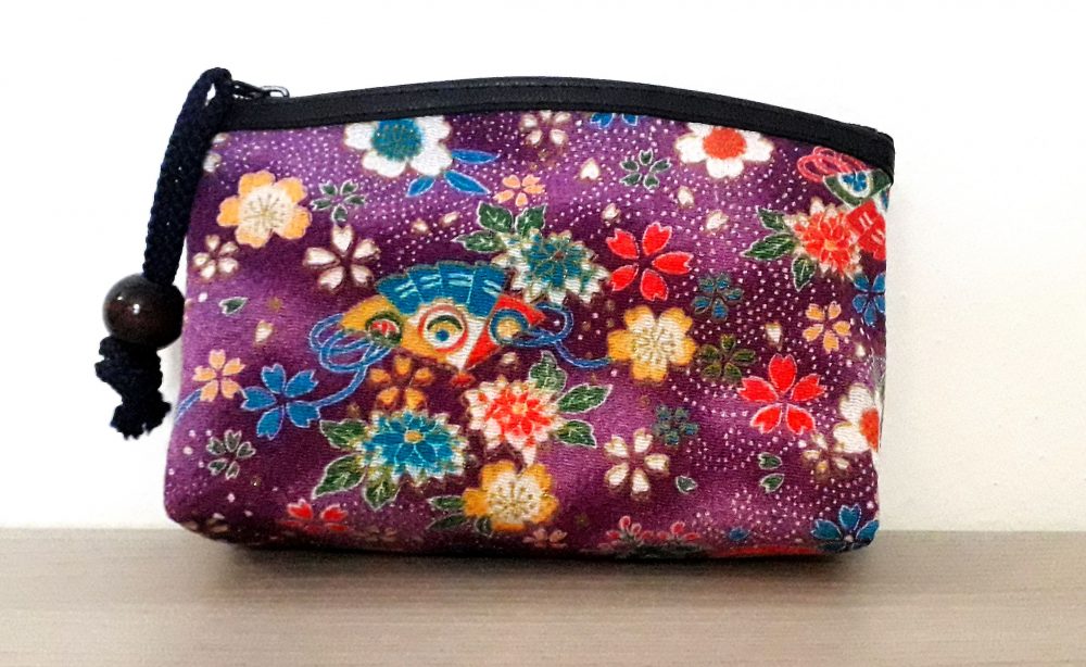 Pochette, o bustina porta tutto, in chirimene rayoin, stoffa giapponese con cui vengono fatti i kimono, o molto utilizzata per altri oggetti. Apertura con una comoda zip, può essere usata come porta trucchi, come pochette per una serata speciale, o anche da tutti i giorni, o come porta oggetti all’interno della borsa.