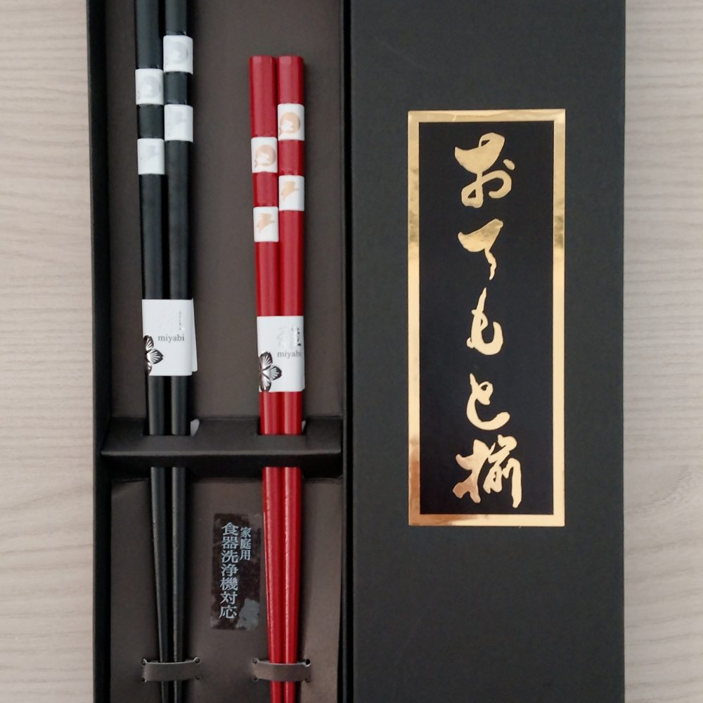 Hashi, in giapponese, dette da noi bacchette, uso comune nella tradizione asiatica, non solo in Giappone. Disegno di usagi, coniglio, e tsuki ovvero luna, una rossa e una nera, troverete una delle due bacchette più corta, per la donna, e una più lunga, per l'uomo.