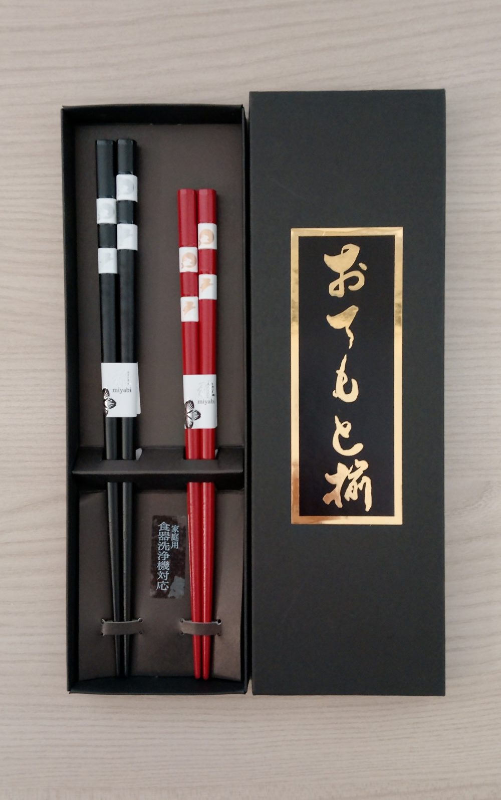 Hashi, in giapponese, dette da noi bacchette, uso comune nella tradizione asiatica, non solo in Giappone. Disegno di usagi, coniglio, e tsuki ovvero luna, una rossa e una nera, troverete una delle due bacchette più corta, per la donna, e una più lunga, per l'uomo.