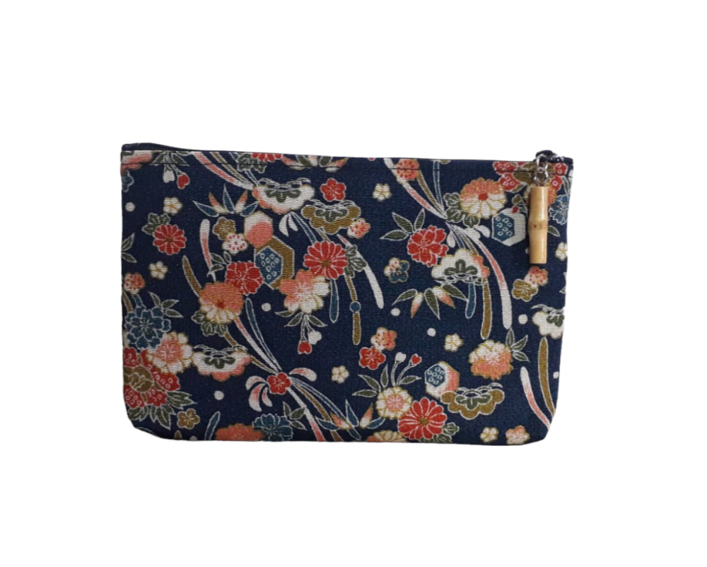 Pochette, o bustina porta tutto, in chirimene rayoin, stoffa giapponese con cui vengono fatti i kimono, o molto utilizzata per altri oggetti. Di dimensioni non troppo grandi in modo tale da poterla tenere con sé anche nella borsa o nello zaino, con fantasia floreale su colore blu.