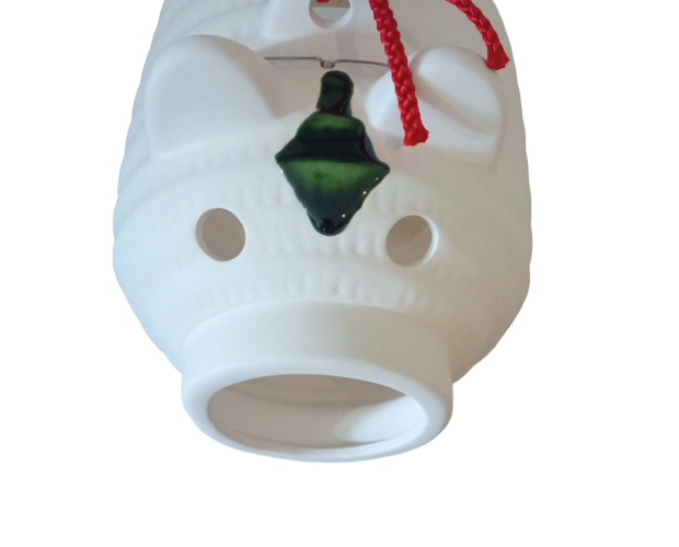 Il Katoributa, è  il maialino, buta, porta incenso/zampirone, giapponese, lo avrete sicuramente visto raffigurato nei manga. Mettendo lo zampirone all'interno del Katoributa, il fumo che produce, lo si potrà respirare molto meno, perché attenuato dalla struttura del Katoributa stesso. L'estate prevede sempre un repellente anti zanzare e noi vi proponiamo questi Katoributa giapponesi in diverse forme.