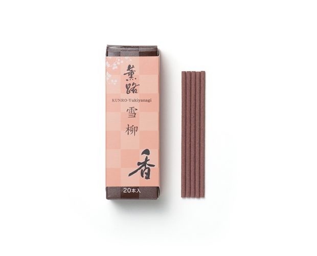 L'incenso in Giappone è visto come un'arte, importati dalla Cina, e, l'usanza di bruciare l'incenso nelle case si diffuse in primis tra i nobili: si mescolavano vari profumi che venivano impastati con il miele. Viene usato per emanare una fragranza gradevole e benefica. Confezione da 20 bastoncini di lunghezza 7 cm, con supporto all'interno, fragranza floreale e durata della profumazione di 20 minuti circa.